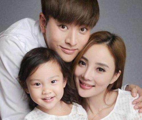 李小璐|李小璐对于网友关于“草莓印”的疑问给予解释称最近脖子做了个小手术