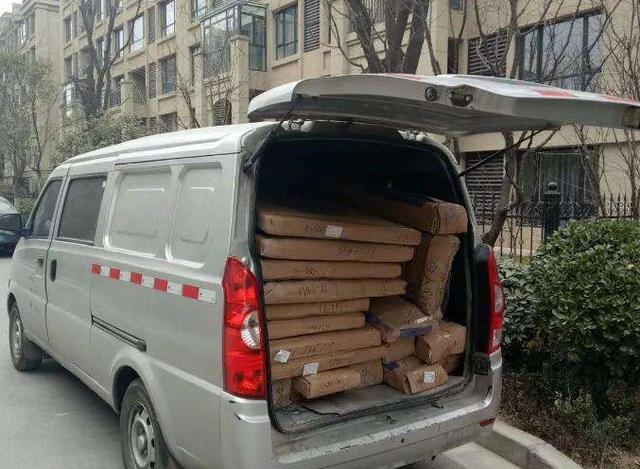 面包车一直是受国民欢迎的车型之一,原因是面包车真的太实用了,不仅