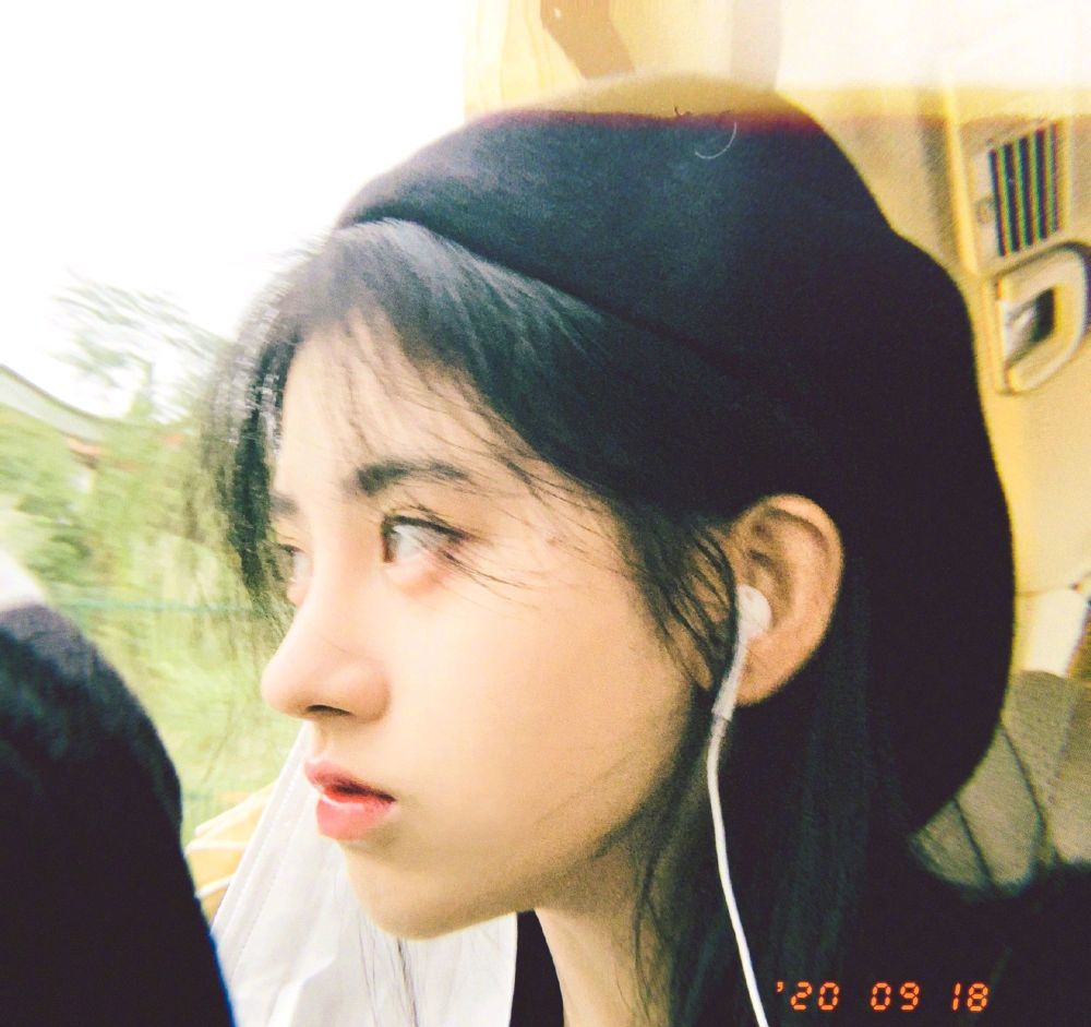 鞠婧祎|鞠婧祎晒秋日自拍，猛地一看仿佛消消乐，角度依旧一成不变