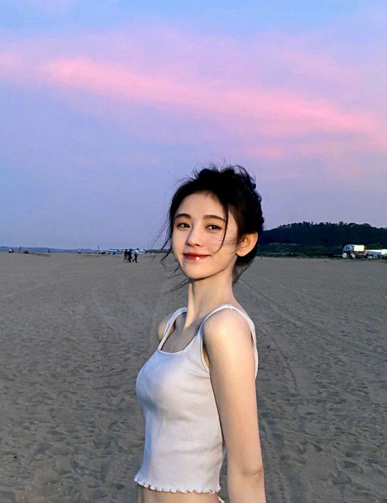 鞠婧祎|鞠婧祎晒秋日自拍，猛地一看仿佛消消乐，角度依旧一成不变
