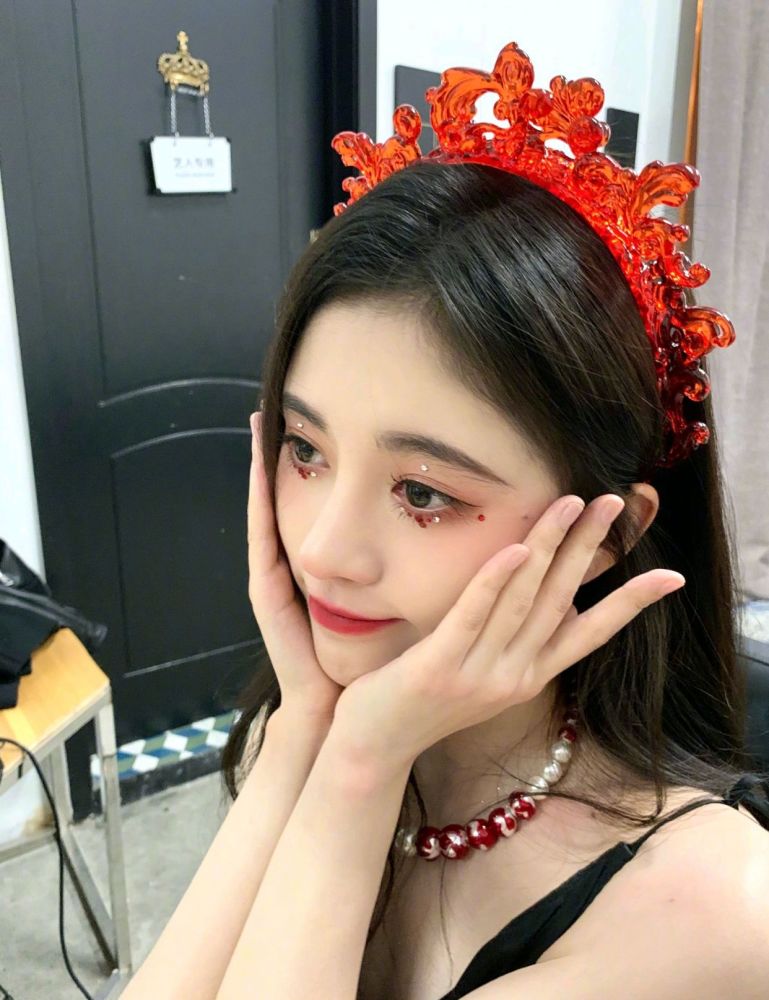 鞠婧祎|鞠婧祎晒秋日自拍，猛地一看仿佛消消乐，角度依旧一成不变