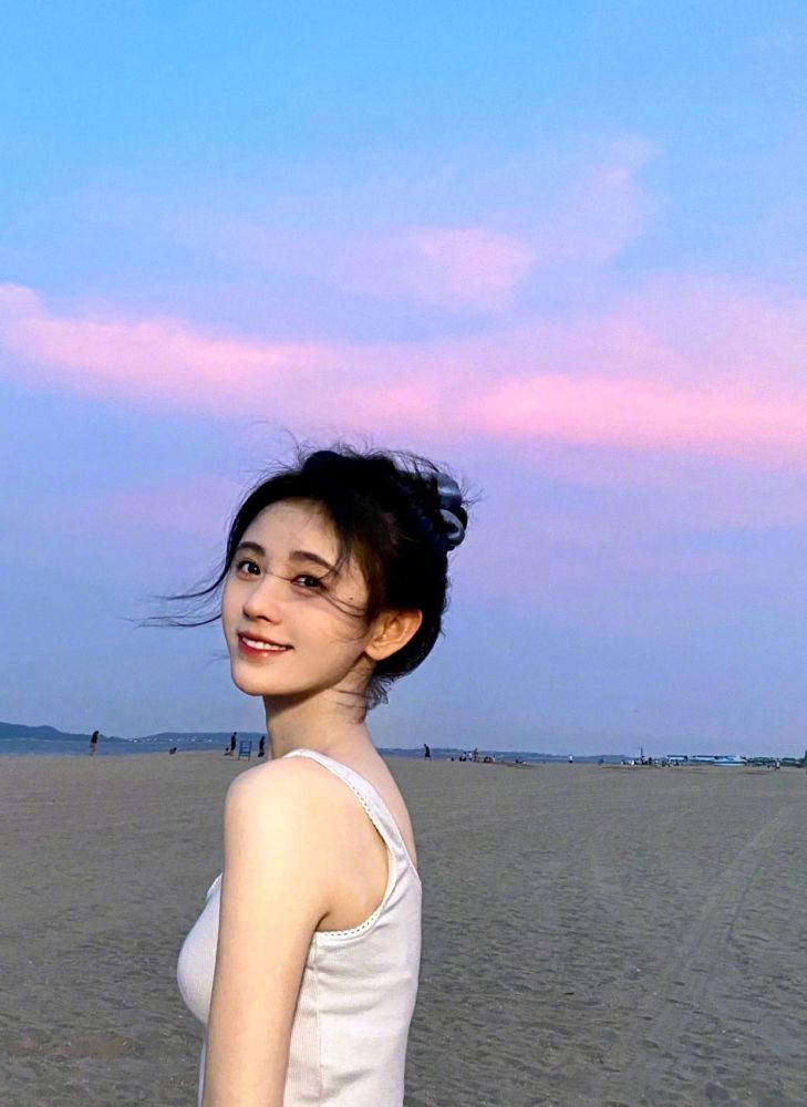 鞠婧祎|鞠婧祎晒秋日自拍，猛地一看仿佛消消乐，角度依旧一成不变