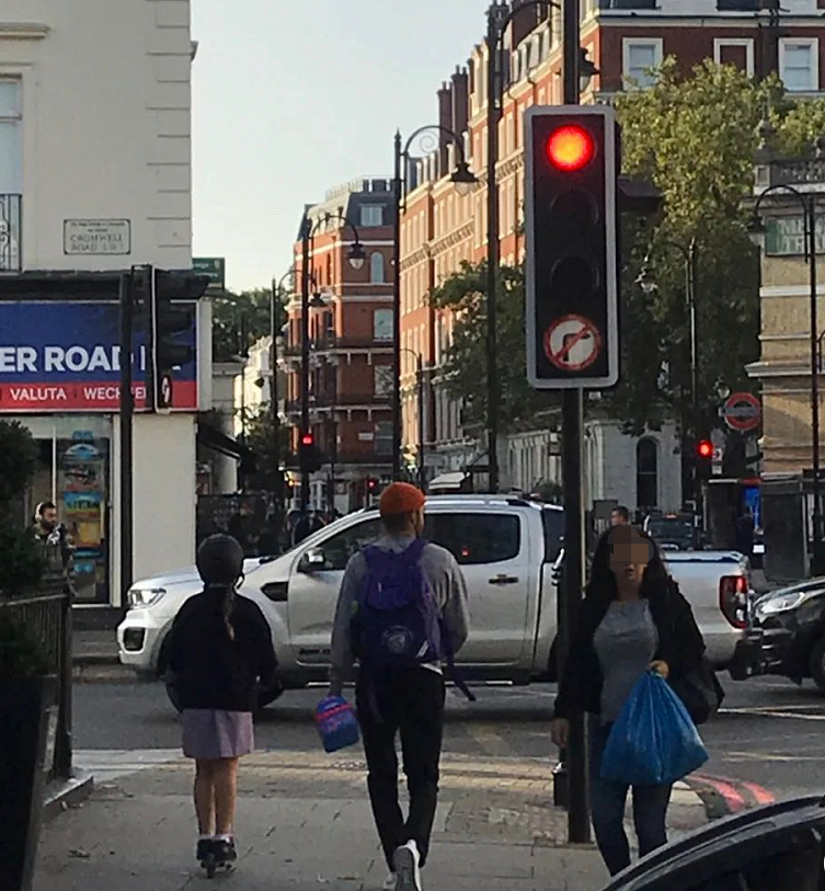 贝克汉姆|贝克汉姆送女儿上学，小七滑滑板，父女打扮路人难遮出众颜值被认出