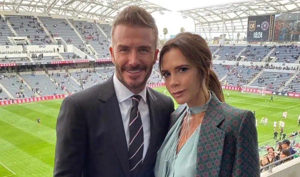 贝克汉姆|贝克汉姆送女儿上学，小七滑滑板，父女打扮路人难遮出众颜值被认出