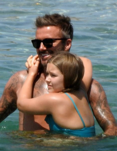 贝克汉姆|贝克汉姆送女儿上学，小七滑滑板，父女打扮路人难遮出众颜值被认出