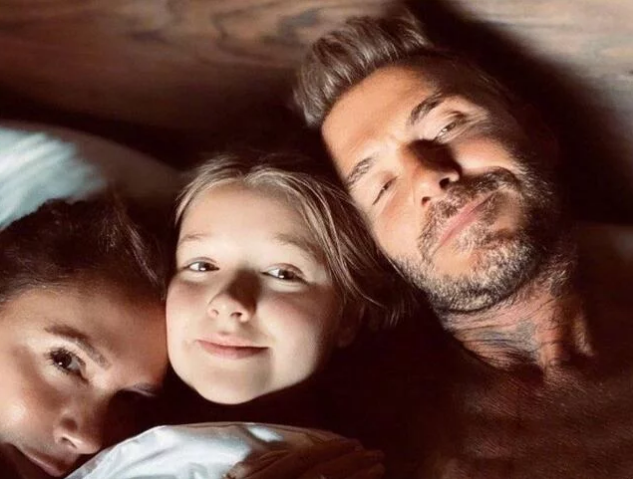 贝克汉姆|贝克汉姆送女儿上学，小七滑滑板，父女打扮路人难遮出众颜值被认出