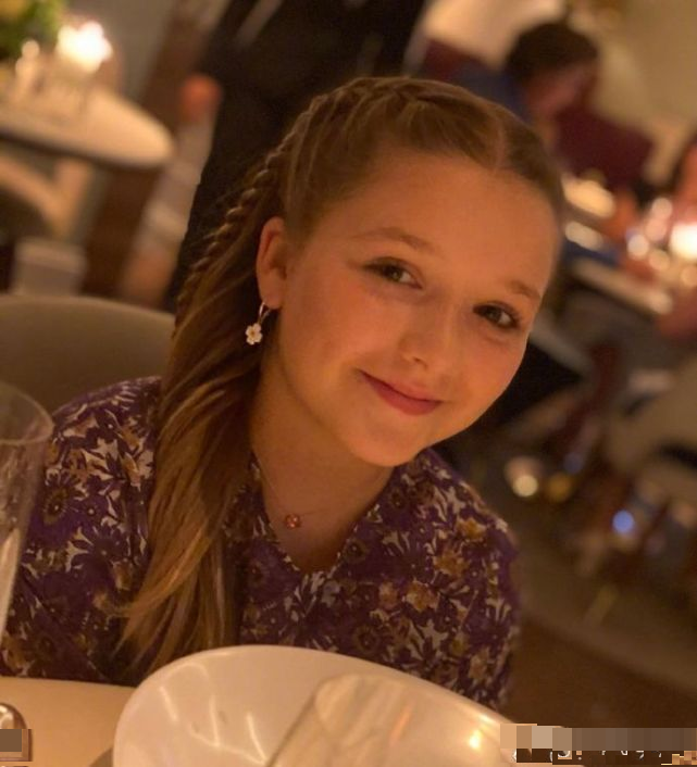 贝克汉姆|贝克汉姆送女儿上学，小七滑滑板，父女打扮路人难遮出众颜值被认出