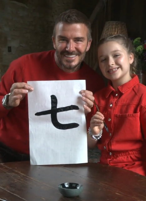 贝克汉姆|贝克汉姆送女儿上学，小七滑滑板，父女打扮路人难遮出众颜值被认出