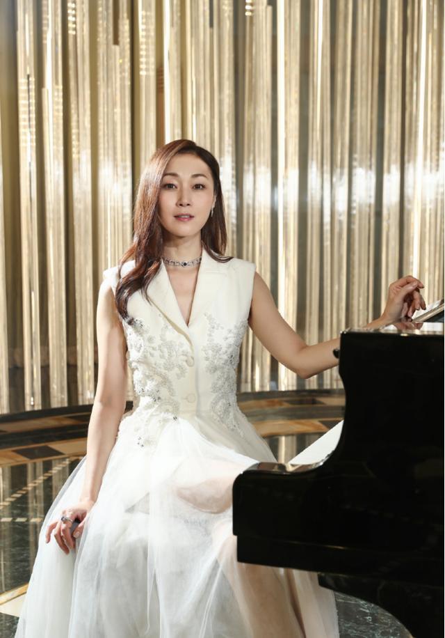 万绮雯的这一整套白色透明质感纱裙礼服裙造型,真的很适合出席各种