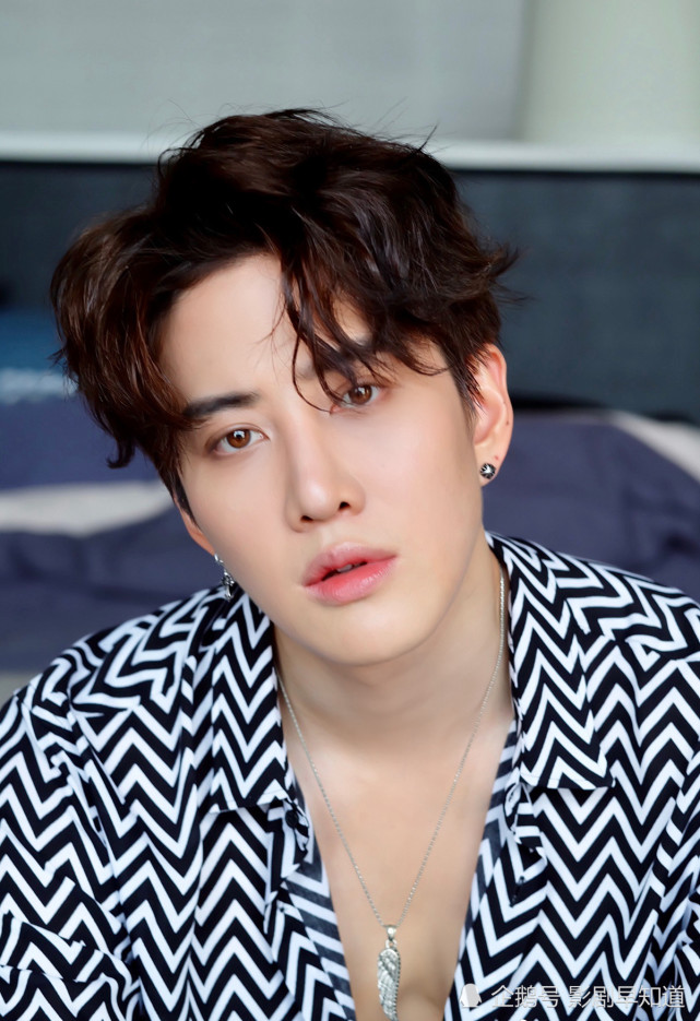 mike是泰国的流量小生,和前女友sarah育有一子max,2014年出生今年6