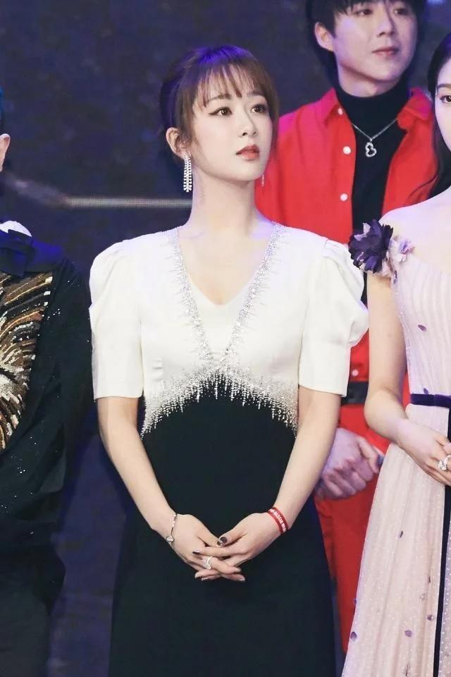 杨紫|杨紫新代言用手替遭嘲讽，高奢珠宝拍出廉价风，网友：太土了