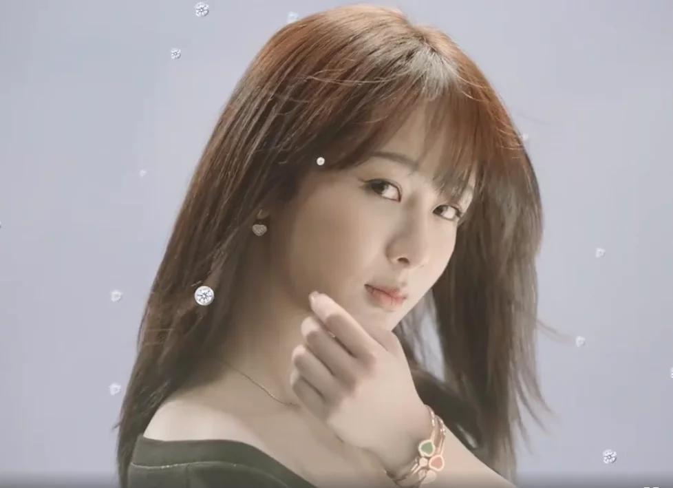 杨紫|杨紫新代言用手替遭嘲讽，高奢珠宝拍出廉价风，网友：太土了