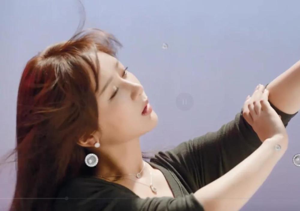 杨紫|杨紫新代言用手替遭嘲讽，高奢珠宝拍出廉价风，网友：太土了