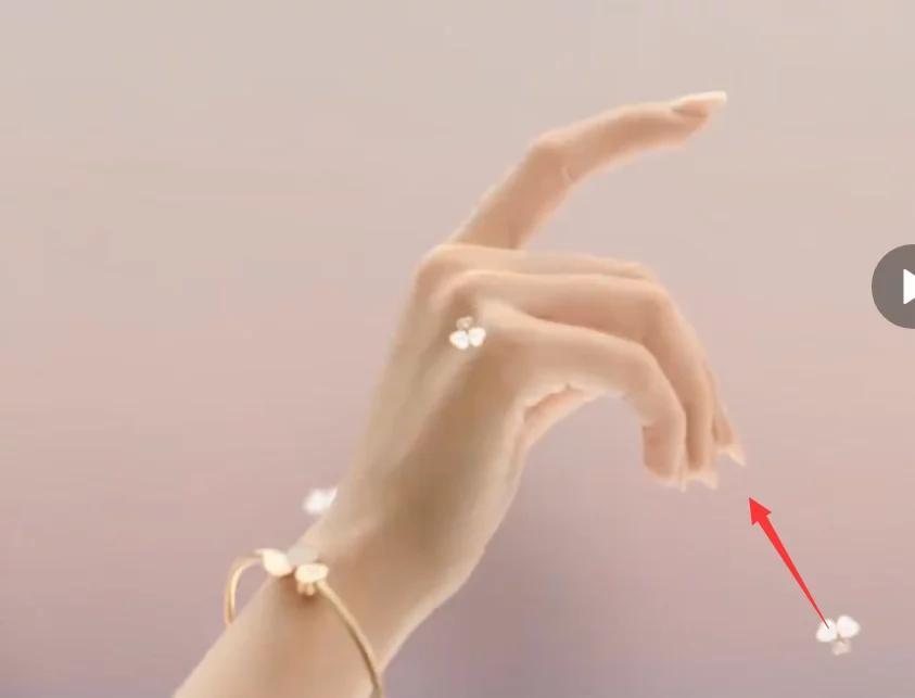 杨紫|杨紫新代言用手替遭嘲讽，高奢珠宝拍出廉价风，网友：太土了