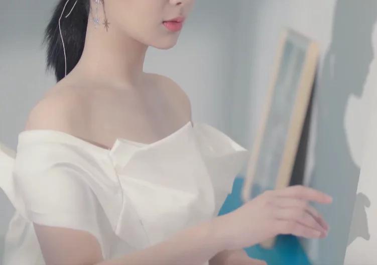 杨紫|杨紫新代言用手替遭嘲讽，高奢珠宝拍出廉价风，网友：太土了