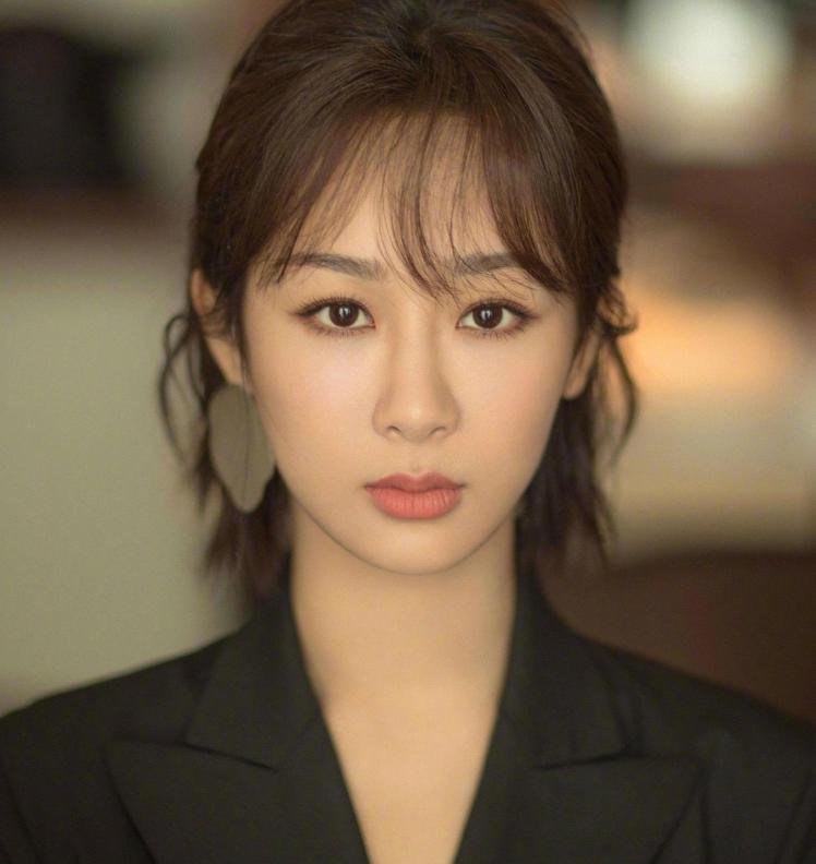 杨紫|杨紫新代言用手替遭嘲讽，高奢珠宝拍出廉价风，网友：太土了