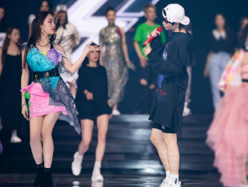 乘风破浪的姐姐|“佳霏猫”是炒作还是真友情？《浪姐》成团之后，孟佳给出了回应