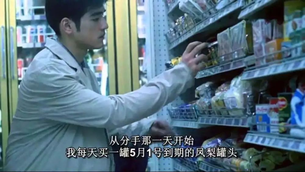 王菲|51岁王菲惊艳出场，少女感刷屏：婚姻和爱情，我选爱情