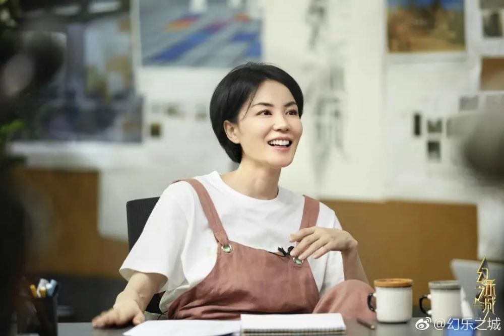 王菲|51岁王菲惊艳出场，少女感刷屏：婚姻和爱情，我选爱情