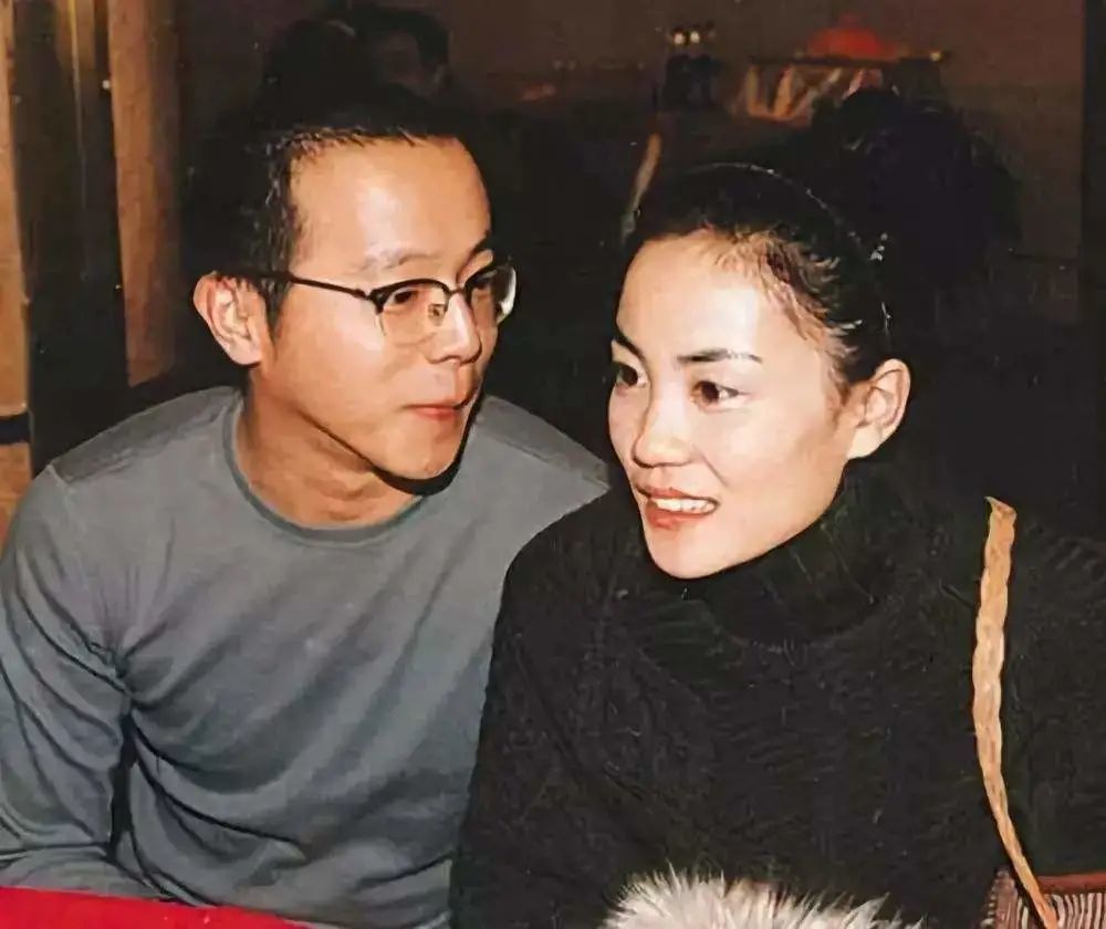 王菲|51岁王菲惊艳出场，少女感刷屏：婚姻和爱情，我选爱情