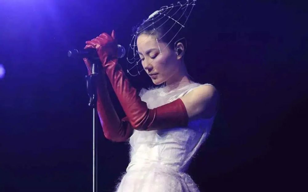 王菲|51岁王菲惊艳出场，少女感刷屏：婚姻和爱情，我选爱情