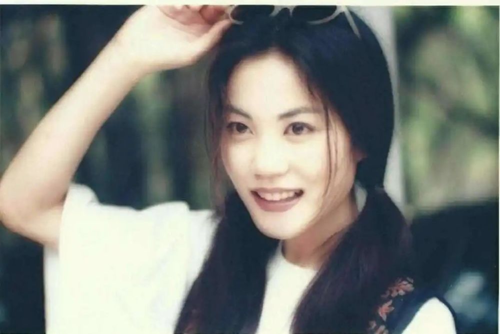 王菲|51岁王菲惊艳出场，少女感刷屏：婚姻和爱情，我选爱情