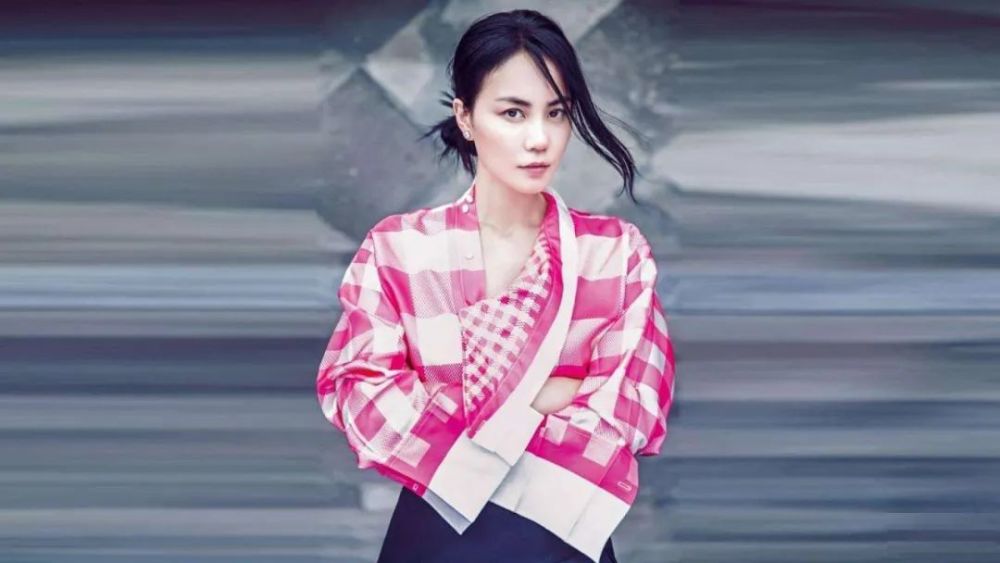 王菲|51岁王菲惊艳出场，少女感刷屏：婚姻和爱情，我选爱情