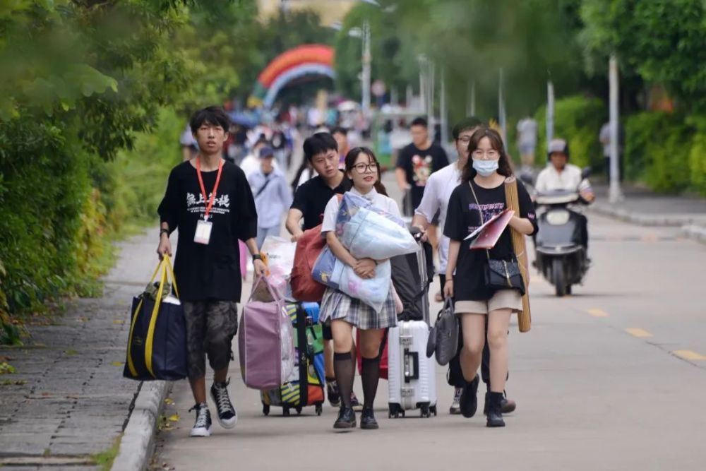 开学啦多图直击玉林师院新生入学首日