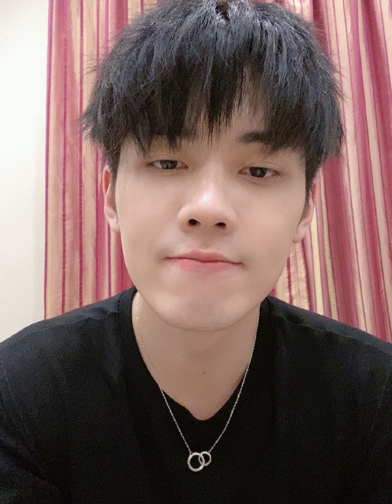 任豪李由玩密室逃脱监控录像曝光,游戏过程中两人挨在一起,牵手动作