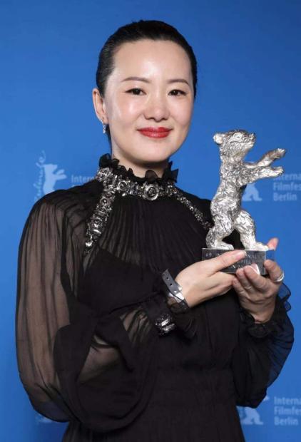 周冬雨|周冬雨再拿影后！打败咏梅被指运气好，导协影帝奖千玺惜败王景春