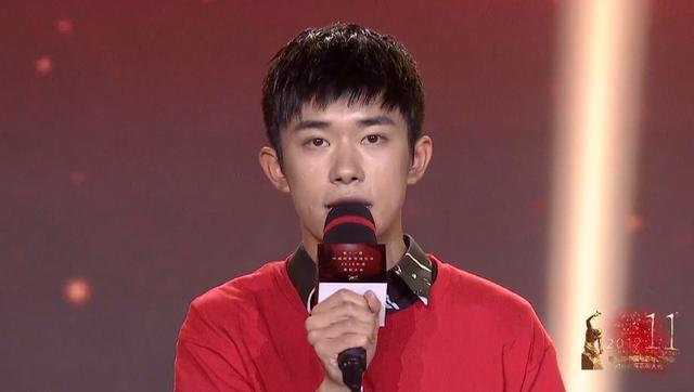 周冬雨|周冬雨再拿影后！打败咏梅被指运气好，导协影帝奖千玺惜败王景春