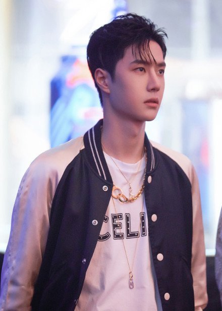 王一博|王一博见面会直播，全程沦为陪衬！主持人引粉丝怨念：被气笑了！