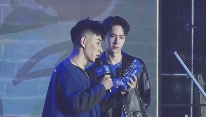 王一博|王一博见面会直播，全程沦为陪衬！主持人引粉丝怨念：被气笑了！