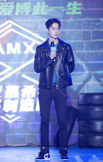 王一博|王一博见面会直播，全程沦为陪衬！主持人引粉丝怨念：被气笑了！