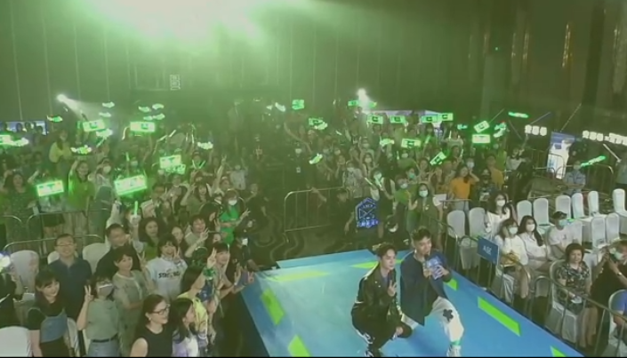 王一博|王一博见面会直播，全程沦为陪衬！主持人引粉丝怨念：被气笑了！