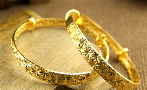 内蒙|内蒙小伙捞到一块金牌，专家建议上交，他直接熔成金镯，气坏专家