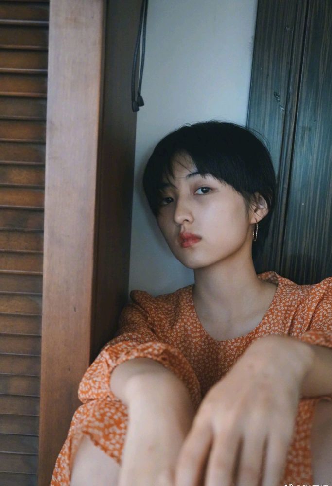 张子枫|张子枫卡点晒美照，显微镜粉丝却看到了伤口，太心疼了