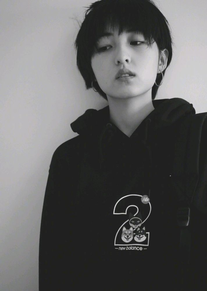 张子枫|张子枫卡点晒美照，显微镜粉丝却看到了伤口，太心疼了