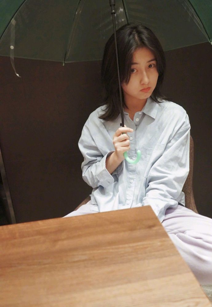 张子枫|张子枫卡点晒美照，显微镜粉丝却看到了伤口，太心疼了