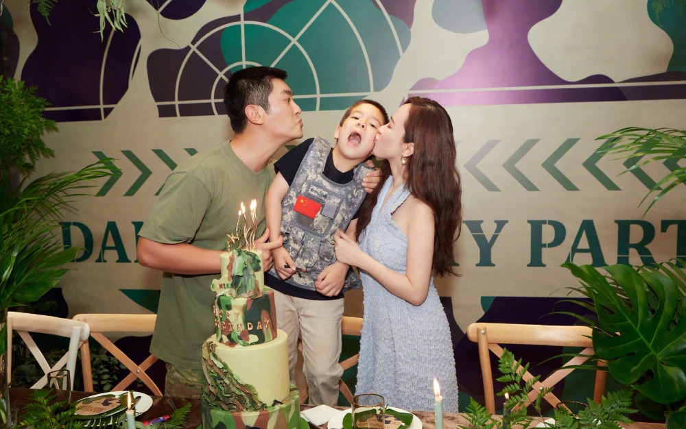 霍思燕|霍思燕晒一家三口亲密照，为儿子嗯哼庆祝七岁生日，杜江的表情亮了