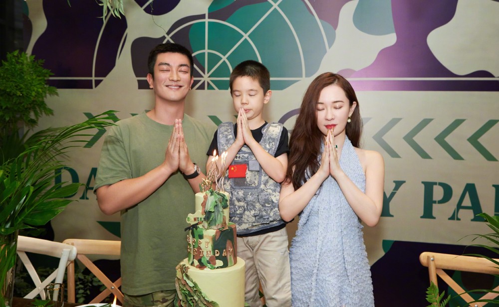 霍思燕|霍思燕晒一家三口亲密照，为儿子嗯哼庆祝七岁生日，杜江的表情亮了