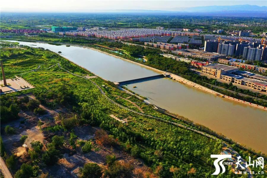 九月,新疆吐魯番市托克遜縣景色令人沉醉.李靖海,胡國凱攝來源 天山網