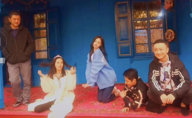 沈梦辰|沈梦辰与撒贝宁尼格买提新疆录节目稳坐C位，李亚鹏站角落很害羞