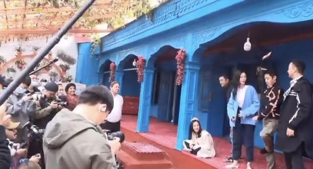 沈梦辰|沈梦辰与撒贝宁尼格买提新疆录节目稳坐C位，李亚鹏站角落很害羞