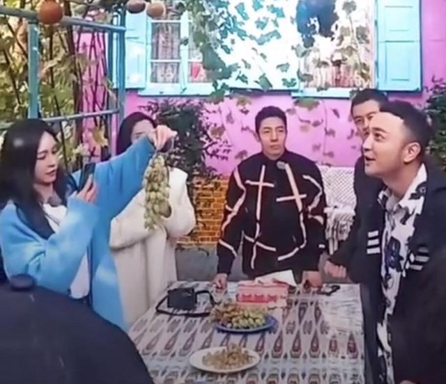 沈梦辰|沈梦辰与撒贝宁尼格买提新疆录节目稳坐C位，李亚鹏站角落很害羞