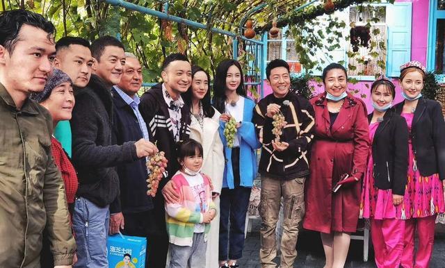 沈梦辰|沈梦辰与撒贝宁尼格买提新疆录节目稳坐C位，李亚鹏站角落很害羞