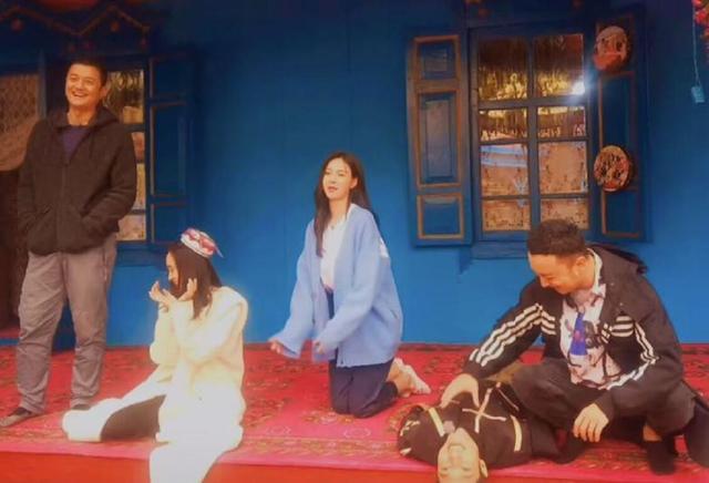 沈梦辰|沈梦辰与撒贝宁尼格买提新疆录节目稳坐C位，李亚鹏站角落很害羞