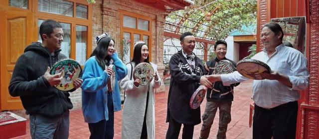 沈梦辰|沈梦辰与撒贝宁尼格买提新疆录节目稳坐C位，李亚鹏站角落很害羞