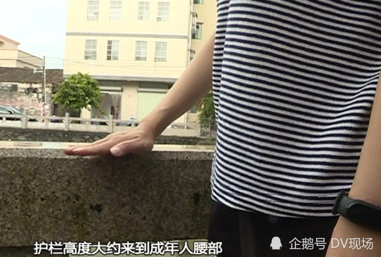 江门 男童翻越池塘护栏玩耍 却不慎失足跌入水中 腾讯新闻