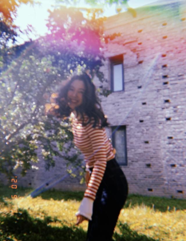 张子萱|张子萱石榴树下拍写真，嘟嘴卖萌凹造型，青春靓丽如花季少女